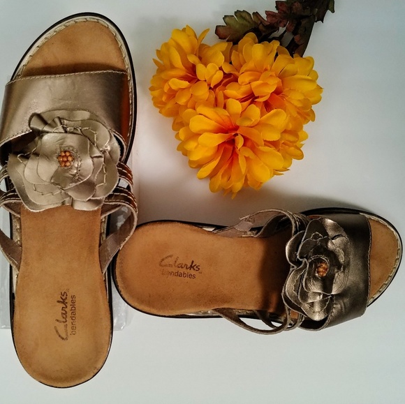 👡 Clark's Bendable Gold Slides | Women's Sz 9 - Picture 2 of 7